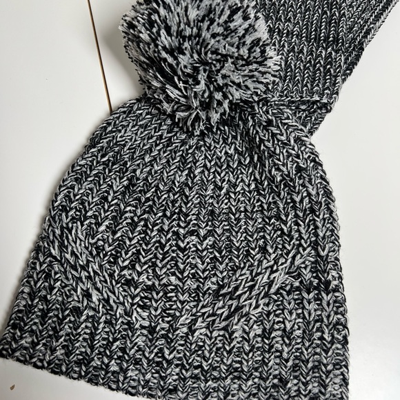 Rebecca Minkoff Monochrome Knit Hat and wrist hand cuff - Picture 9 of 10